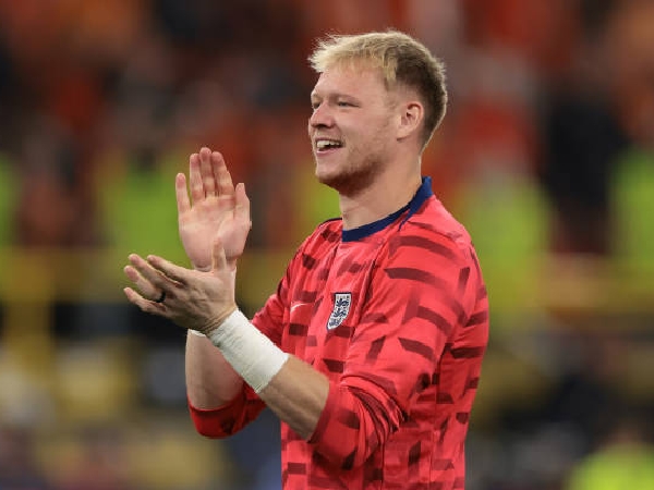 Penjaga gawang Arsenal, Aaron Ramsdale, diincar oleh Nottingham Forest