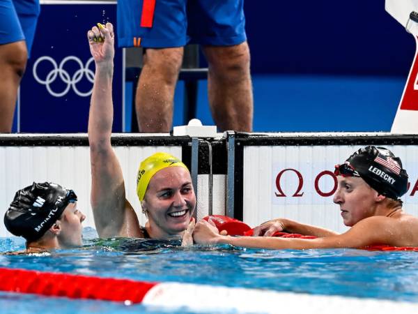 Perenang Australia Ariarne Titmus (tengah) melakukan selebrasi setelah memenangi nomor 400 meter gaya bebas di Olimpiade Paris pada Sabtu (27/7) malam. (Foto: AP)