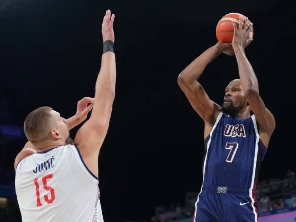 Kevin Durant (kanan) menyumbang 23 poin dari bangku Cadangan saat AS mengalahkan Serbia 110-84 di babak penyisihan bola basket Olimpiade 2024 pada Minggu (28/7). (Foto: AP)