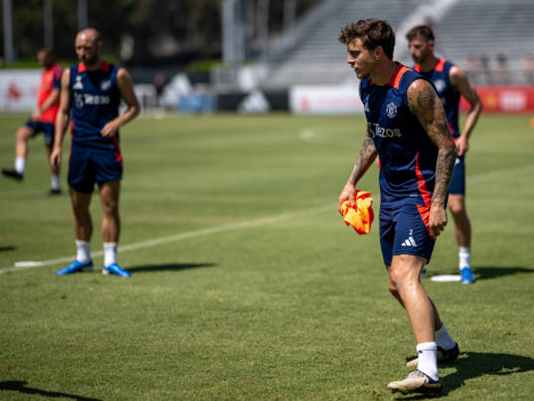 Victor Lindelof Kembali Berlatih Penuh, Siap Tampil Lawan Real Betis