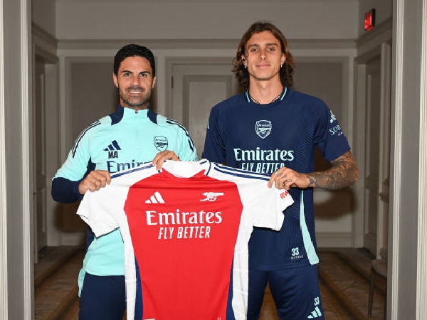 Mikel Arteta dan pemain baru Arsenal, Riccardo Calafiori