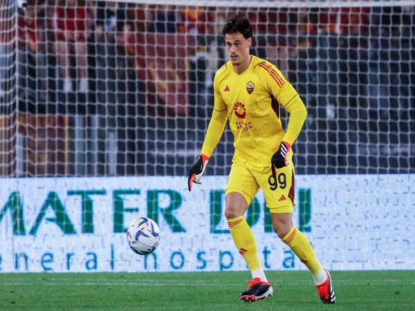 AS Roma dilaporkan siap memberi kenaikan gaji dan kontrak baru untuk Mile Svilar, yang mulai naik kelas sebagai penjaga gawang nomor satu Giallorossi / via Getty Images