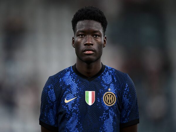 Sevilla dilaporkan kiat dekat untuk menuntaskan transfer Lucian Agoume dari Inter Milan / via Getty Images