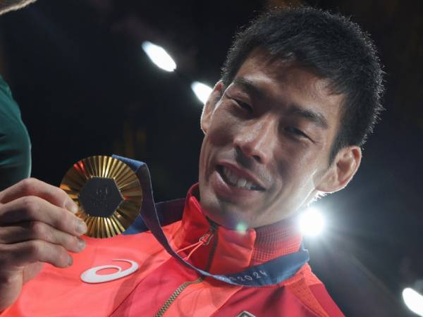 Takanori Nagase dari Jepang menjadi judoka pertama yang berhasil mempertahankan medali emas kelas 81kg putra di Olimpiade 2024. (Foto: Japan Times)