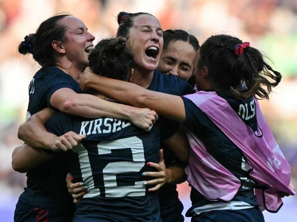 Skuad rugby sevens putri AS melakukan selebrasi setelah memenangkan medali perunggu Olimpiade dengan mengalahkan Australia pada Selasa (30/7). (Foto: AP)