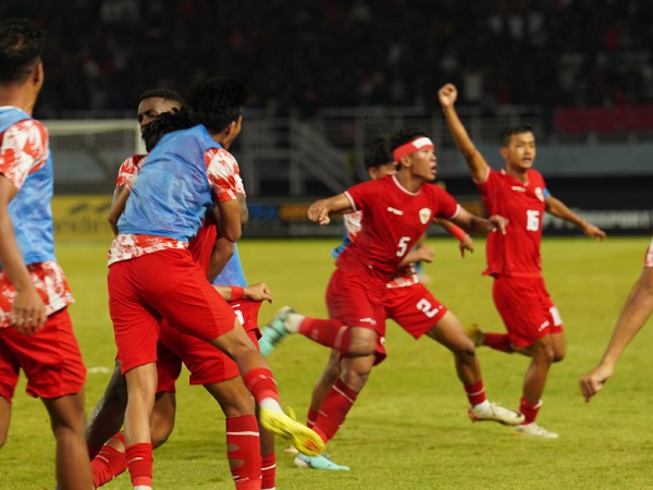 Pemain muda Borneo FC, Alfharezzi Buffon merayakan gol bersama timnas Indonesia U-19