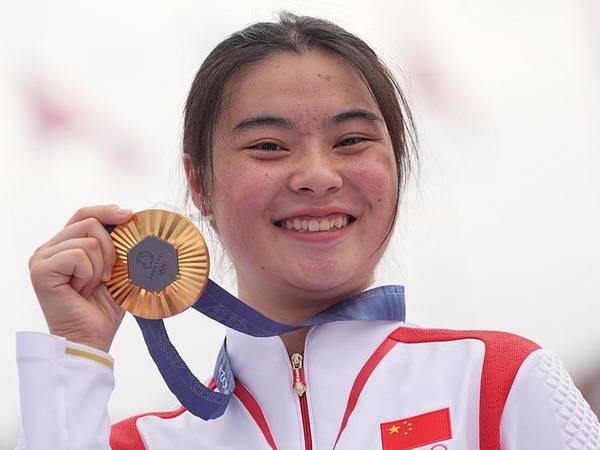 Peraih medali emas Deng Yawen dari China berpose setelah memenangi final park putri di cabor BMX gaya bebas di Olimpiade Paris pada Rabu (31/7). (Foto: Xinhua)