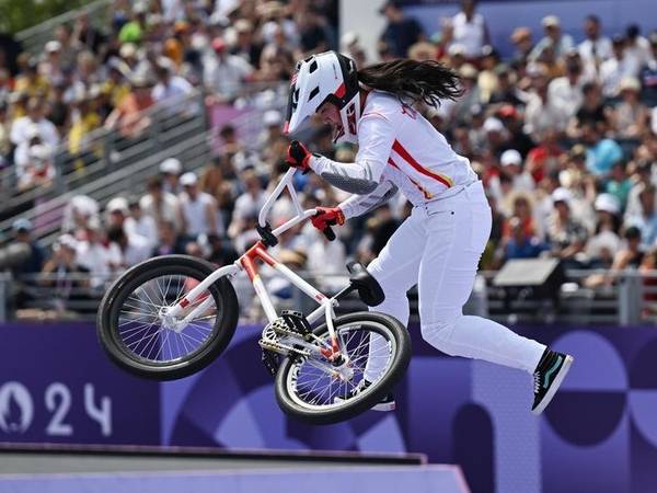 Deng Yawen asal China beraksi di final nomor park putri dalam cabang olahraga sepeda BMX gaya bebas di Olimpiade Paris pada Rabu (31/7). (Foto: Xinhua)