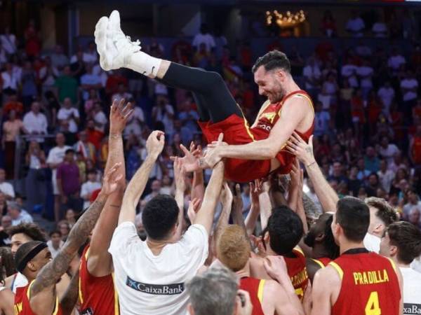 Para pemain Spanyol melempar Rudy Fernandez ke udara setelah menyelesaikan kariernya untuk negaranya di Olimpiade Paris pada Jumat (2/8). (Foto: ESPN)