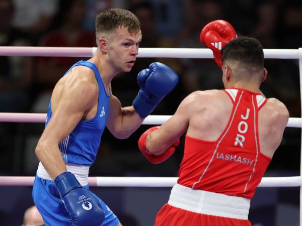 Lewis Richardson (kiri) mengalahkan Zeyad Eashash dari Yordania untuk merebut tempat di babak semifinal kelas 71kg putra di Olimpiade Paris. (Foto: AP)