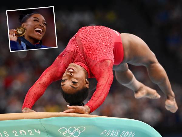 Simone Biles beraksi di nomor vault di Olimpiade Paris pada Sabtu (3/8). (Foto: AP)