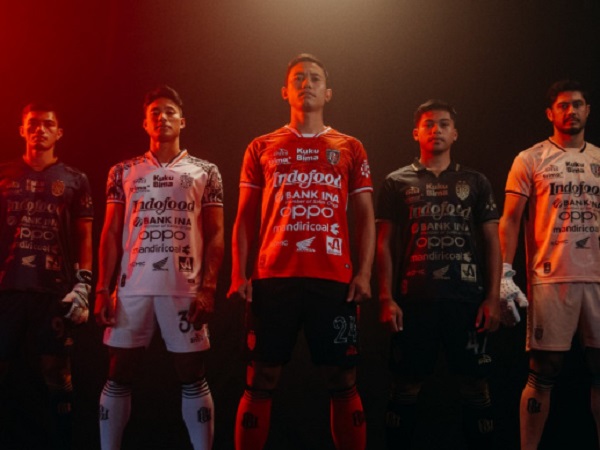 Ricky Fajrin dan pemain Bali United lain tampil dengan jersey baru