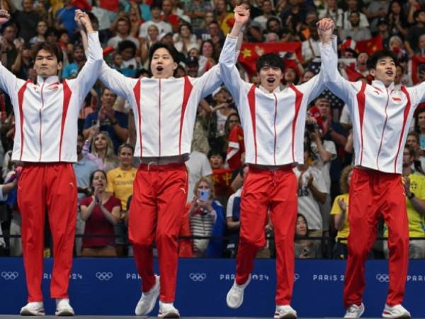 Tim China melakukan selebrasi di atas podium setelah memenangi nomor estafet 4x100m gaya ganti putra di Olimpiade Paris. (Foto: Xinhua)