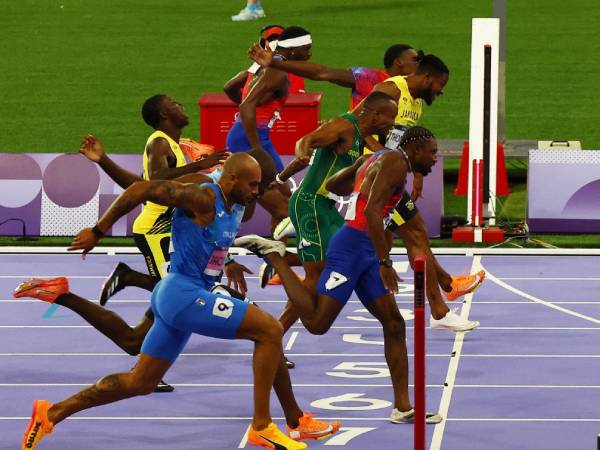 Foto finis diperlukan untuk menentukan pemenang di nomor lari 100 meter putra Olimpiade Paris pada Minggu (4/8) malam. (Foto: AP)