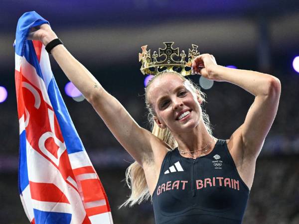Keely Hodgkinson melakukan selebrasi sambil mengenakan mahkota setelah memenangi lari 800 meter putri di Olimpiade Paris pada Senin (5/8). (Foto: Reuters)