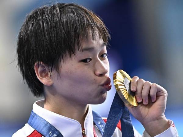 Atlet loncat indah China, Quan Hongchan, meraih medali emas keduanya secara beruntun di nomor menara 10 meter putri di Olimpiade Paris. (Foto: Xinhua)