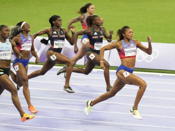 Gabrielle Thomas (paling kanan) menunjukkan kecepatan yang luar biasa setelah tikungan untuk menyelesaikan final lari 200m putri di Olimpiade Paris dalam waktu 21,83 detik. (Foto: AP)