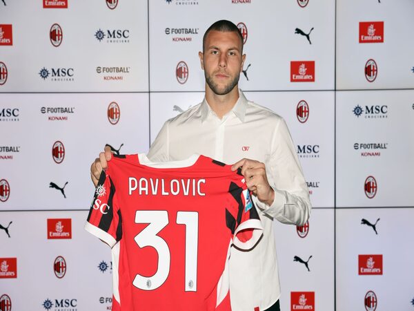 Bek anyar AC Milan yaitu Strahinja Pavlovic, memberi respons soal orang-orang yang membandingkannya dengan sosok bek legendaris Jaap Stam / via AC Milan Official