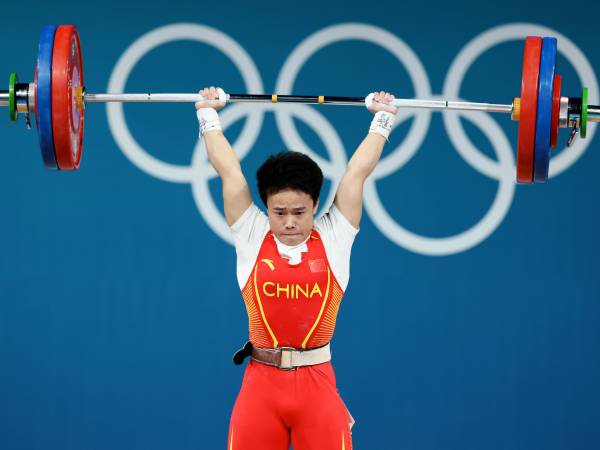 Hou Zhihui tampil gemilang untuk mempertahankan gelar di kategori 49kg putri pada hari pembukaan cabang angkat besi Olimpiade 2024 pada Rabu (7/8). (Foto: Xinhua)