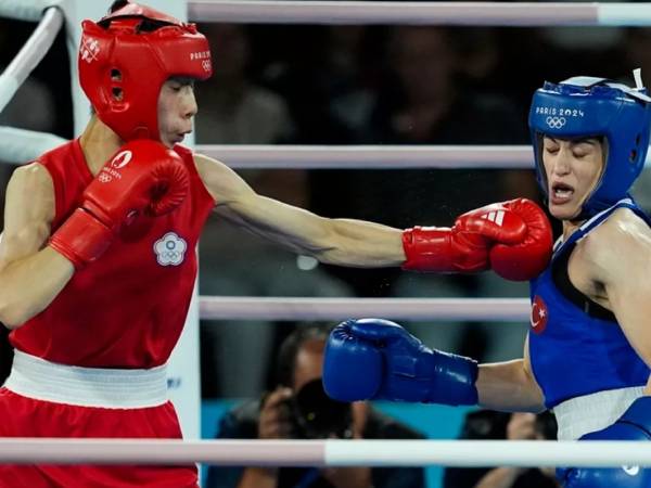 Lin Yu-ting (kiri) mengalahkan Esra Yildiz Kahraman dari Turki dengan skor 5-0 pada Rabu (7/8) malam untuk melaju ke perebutan medali emas di kelas bulu putri. (Foto: Reuters)