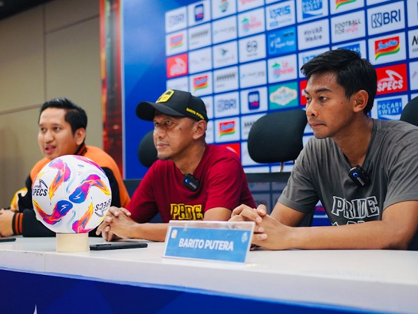 Pelatih Barito Putera, Rahmad Darmawan (tengah)