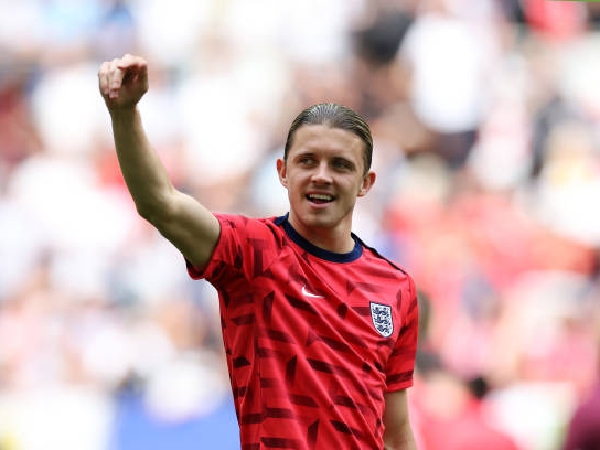 Jamie Carragher mempertanyakan keputusan Chelsea jual Conor Gallagher