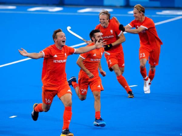 Para pemain hoki Belanda melakukan selebrasi setelah memastikan kemenangan atas Jerman di babak final hoki lapangan Olimpiade Paris pada Kamis (8/8). (Foto: DW)
