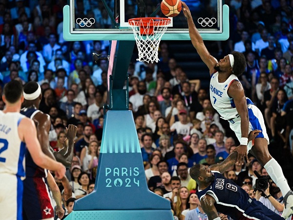 Guerschon Yabusele tak sangka bisa melepaskan dunk di depan LeBron James.