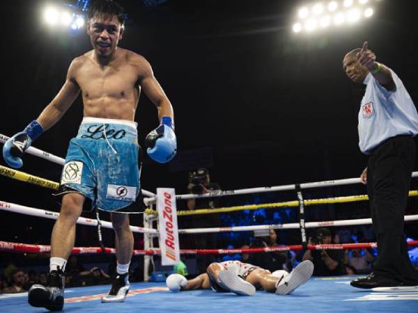 Angelo Leo (kiri) sukses meng-KO juara bertahan kelas bulu IBF Luis Alberto Lopez di ronde ke-10. (Foto: Ring TV)