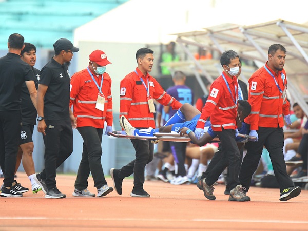 Penyerang asing PSIS Semarang, Sudi Abdallah ditandu akibat cedera di laga pertama Liga 1