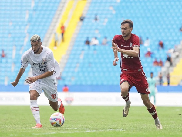 Penyerang PSM Makassar, Nermin Haljeta (kanan)