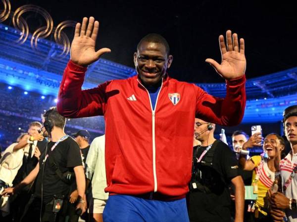 Mijain Lopez terlihat saat mengikuti upacara penutupan Olimpiade Paris. (Foto: AP)