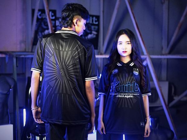 Persib kembali berkolaborasi dengan Koil. Kini selain t-shirt, ada juga jersey dan anthem