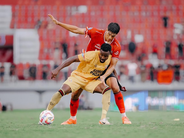 Penyerang Semen Padang FC, Kenneth Ngwoke dikawal pemain bertahan Bali United/foto dok Bali United
