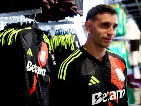 Emi Martinez Ingin Bawa Aston Villa ke Empat Besar dan Raih Trofi