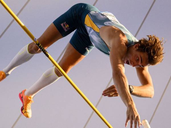 Armand Duplantis beraksi di Lausanne, Swiss, dalam kompetisi pertamanya setelah Olimpiade Paris. (Foto: ESPN)