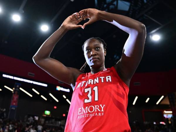 Tina Charles melakukan selebrasi setelah diumumkan menduduki peringkat kedua dalam daftar pencetak poin terbanyak dalam karier WNBA. (Foto: AP)