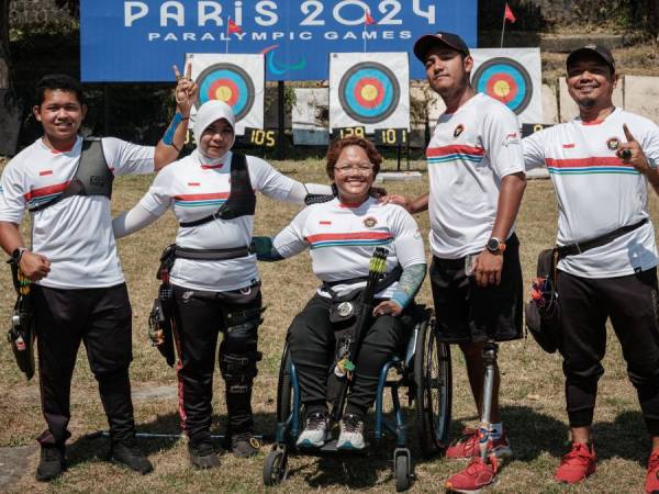 Para pemanah Indonesia untuk Paralimpiade Paris: Setiawan, Wahyu Retno Wulandari, Teodora Audi Atudia, Ken Swagumilang, dan Kholidin. (Foto: AP)