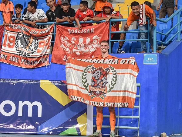 Penyerang Borneo FC, Leo Gaucho bersama suporter timnya