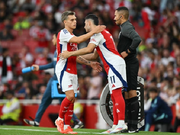 Leandro Trossard dan Gabriel Martinelli menjadi opsi di sisi kiri serangan Arsenal