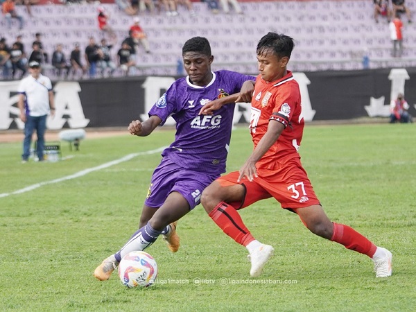 Pemain Malut United FC gunakan pita hitam kala menghadapi Persik Kediri