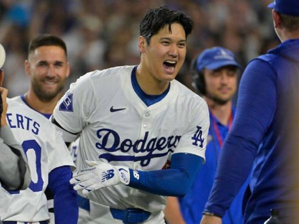 Shohei Ohtani melakukan selebrasi dengan rekan-rekan setimnya setelah mencapai tonggak 40/40 pada Sabtu (24/8). (Foto: ESPN)