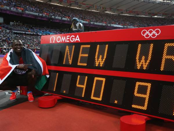 David Rudisha berpose dengan papan pencatat waktu saat memecahkan rekor dunia lari 800 meter pada 2012. (FotoL Inside The Games)