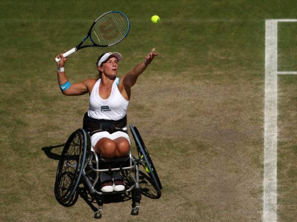 Lucy Shuker beraksi dalam sebuah pertandingan di atas kursi rodanya. (Foto: Dailymail)