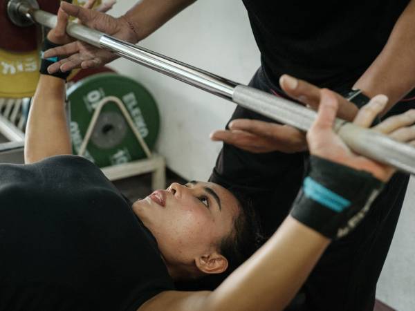 Ni Nengah Widiasih berlatih keras jelang Paralimpiade Paris. (Foto: AFP)
