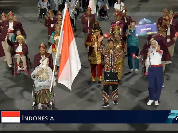 Kontingen Indonesia berparade di upacara pembukaan Paralimpiade 2024 di Paris pada Rabu (28/8) malam. (Foto: Olympics)