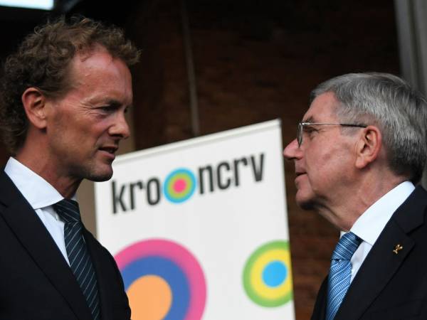 Pimpinan World Boxing Boris van der Vorst (kiri) dan Presiden IOC Thomas Bach. (Foto: AFP)