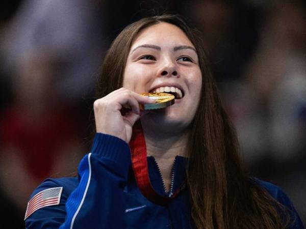 Gia Pergolini melakukan selebrasi di atas podium setelah memenangi nomor 100 meter gaya punggung putri kategori S13. (Foto: AP)