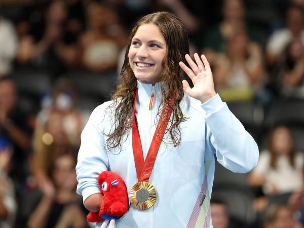 Anastasiya Dmytriv melakukan selebrasi setelah memenangim nomor 100 meter gaya dada putri SB8 di Paralimpiade Paris. (Foto: Inside The Games)