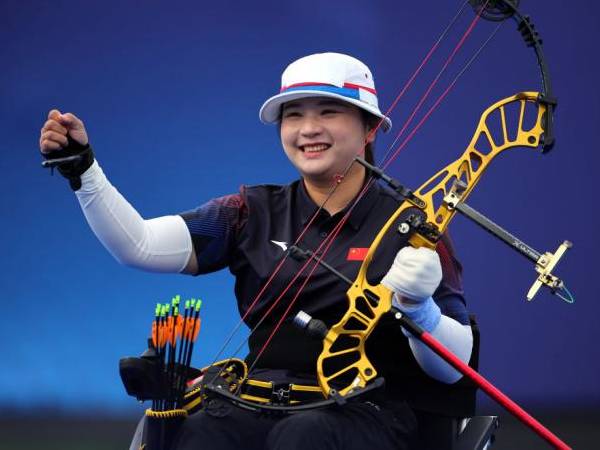 Pemanah China Chen Minyi melupakn kegembiraan setelah memastikan kemenangan setelah nomor W1 perorangan putri di Paralimpiade Paris pada Sabtu (31/8). (Foto: AP)